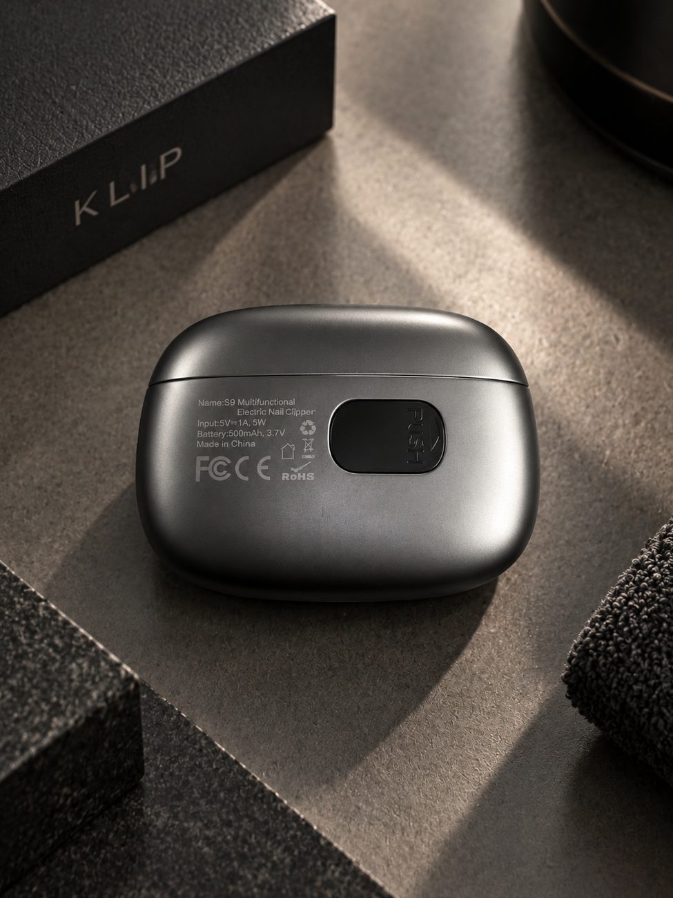 Нижня панель KLIP S9 з технічним маркуванням: 500mAh, 5V, USB-C, сертифікація